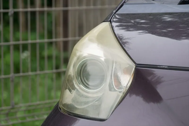 ヘッドライトに黄ばみがある時の対処法について
