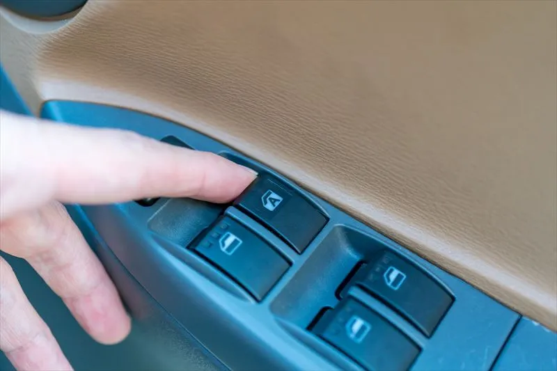 車のパワーウインドウが故障する原因とは？