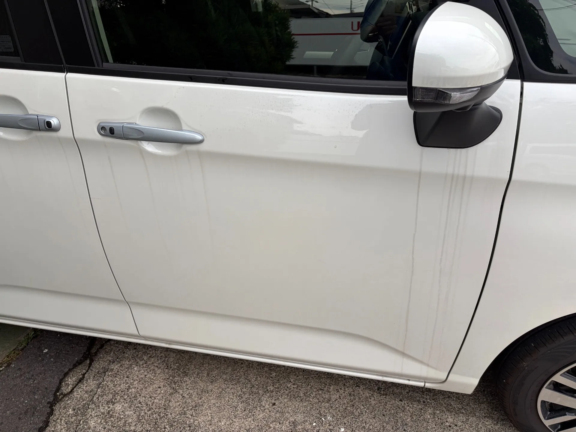 車全体に、水垢シミがついてますから手洗いで磨きおとします